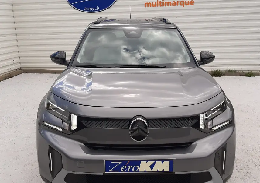 Vue frontale d'un Citroën C3 Aircross gris Mercury avec toit noir, affichant ses phares LED et calandre moderne.