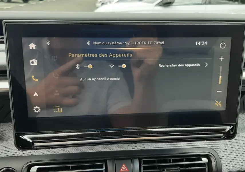 Écran tactile central du tableau de bord d'une Citroën C3 Aircross 2026, affichant les paramètres Bluetooth et Wi-Fi.
