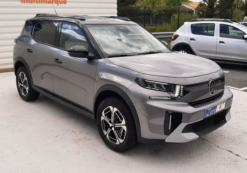 SUV Citroën C3 Aircross gris Mercury avec toit noir, vu en 3/4 avant droit sur parking extérieur.