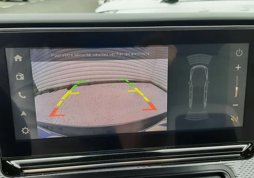 Écran de caméra de recul affichant les lignes de guidage dans un Citroën C3 Aircross 2026 hybride essence gris Mercury avec toit noir.