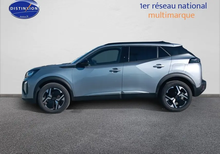 Profil droit du Peugeot 2008 1.2 100 Allure gris Artense avec jantes alu et vitres arrière teintées.