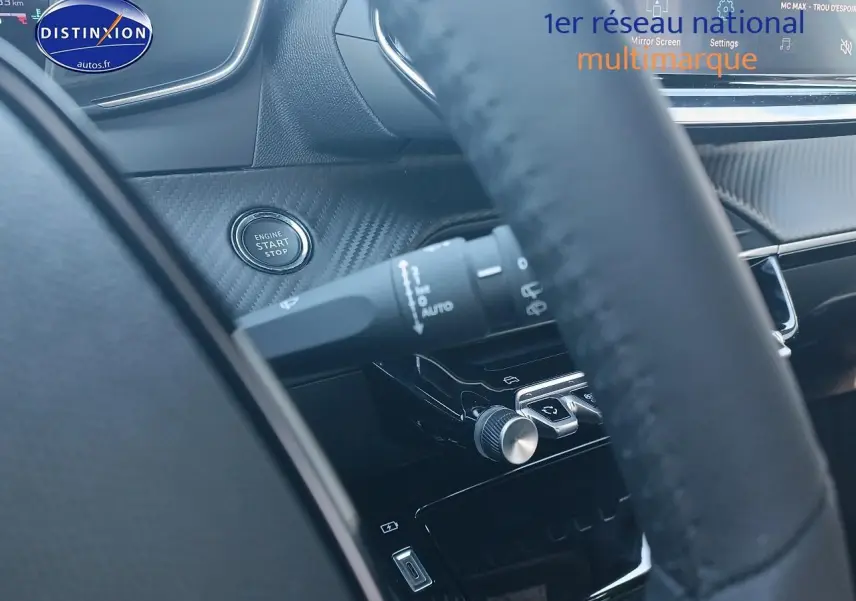Gros plan intérieur côté conducteur du Peugeot 2008 gris Artense, montrant le bouton start/stop et commandes au volant.