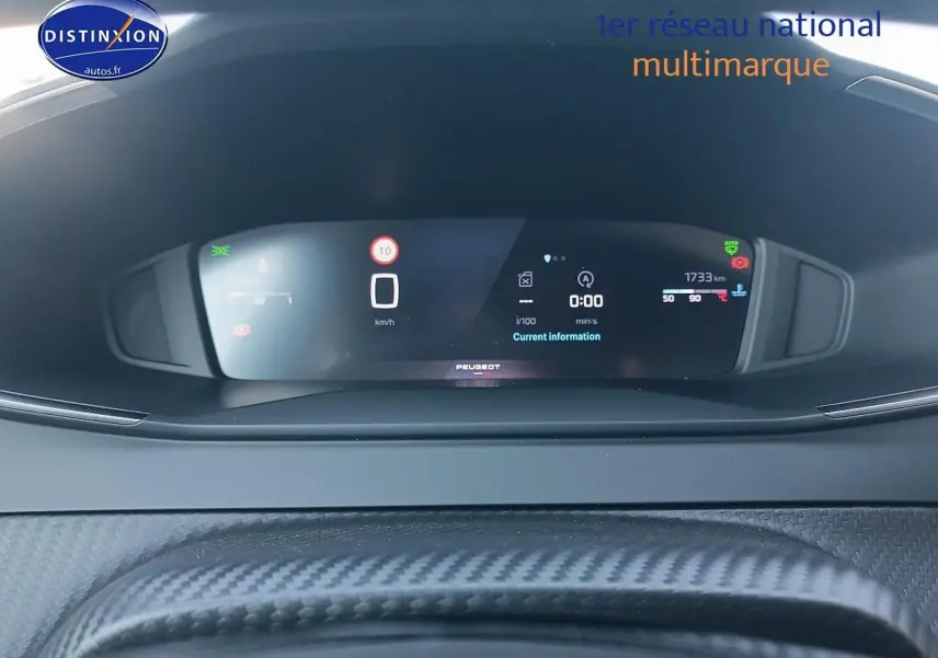 Tableau de bord numérique de Peugeot 2008 2025 affichant la vitesse et informations, vue frontale rapprochée.