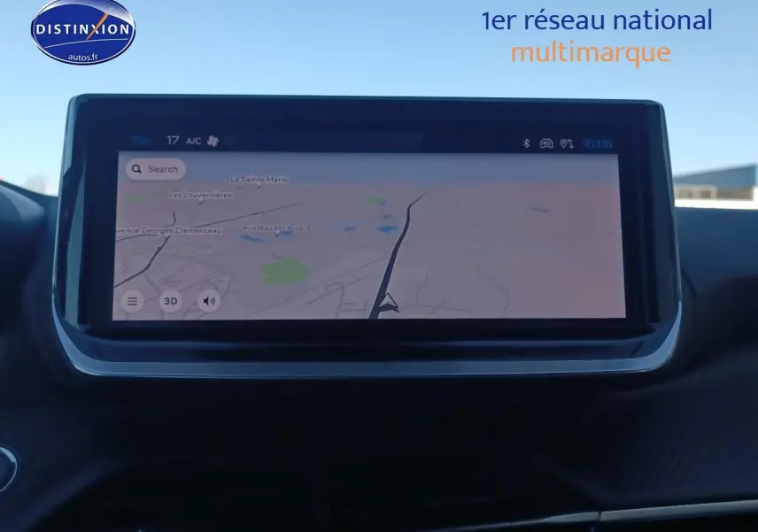 Écran tactile central affichant la navigation dans l’habitacle du Peugeot 2008 gris Artense, vue de face.