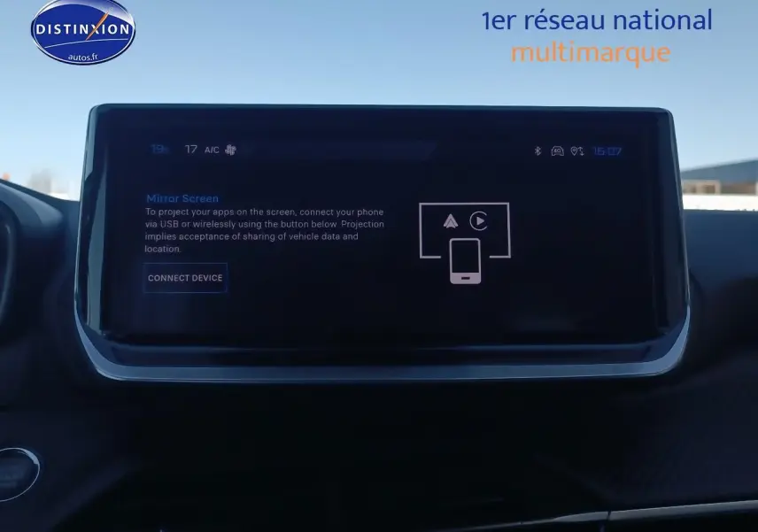 Écran tactile central du tableau de bord du Peugeot 2008 gris Artense, vue frontale rapprochée.