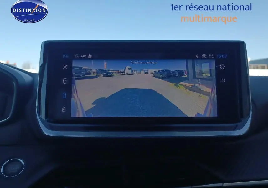 Écran tactile intérieur affichant la caméra de recul d'une Peugeot 2008 gris Artense, vue du tableau de bord.