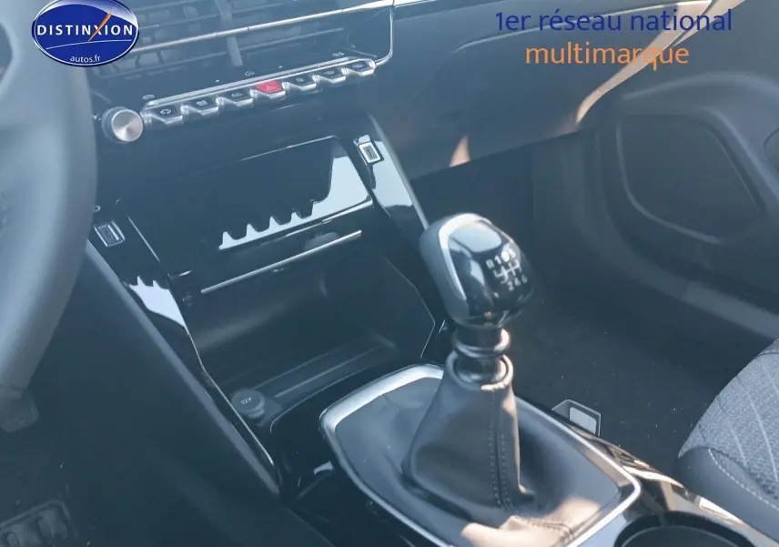 Gros plan sur la console centrale et levier de vitesses manuelle du Peugeot 2008 gris, intérieur moderne et épuré.