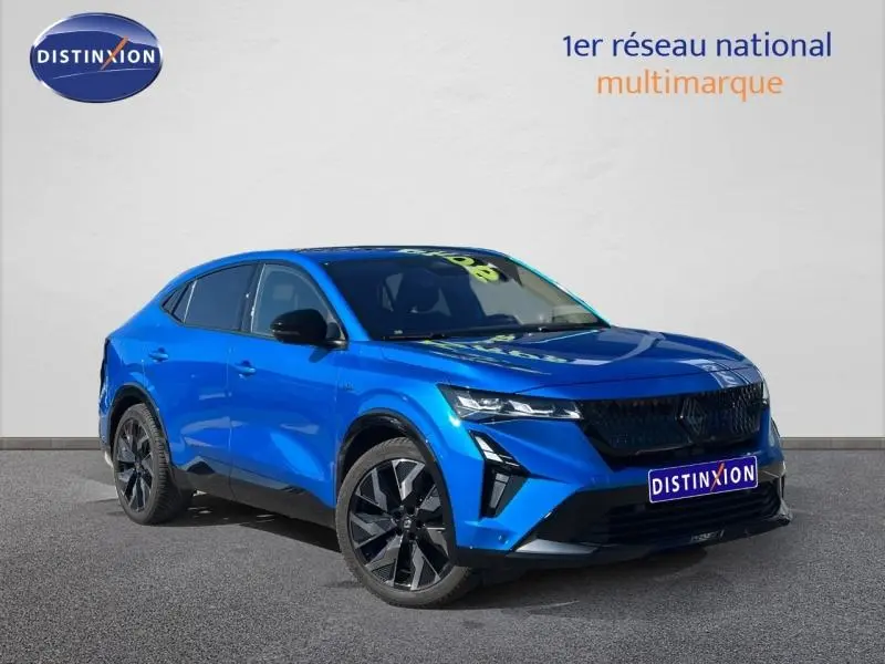 Renault Rafale 1.2 E-Tech 300ch bleu sommet métallisé, vue 3/4 avant avec jantes alu noires et calandre noire.