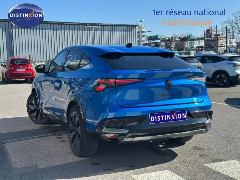 Vue 3/4 arrière droite d'une Renault Rafale 1.2 E-Tech 300ch esprit Alpine bleu sommet métallisé avec feux arrière LED distinctifs.