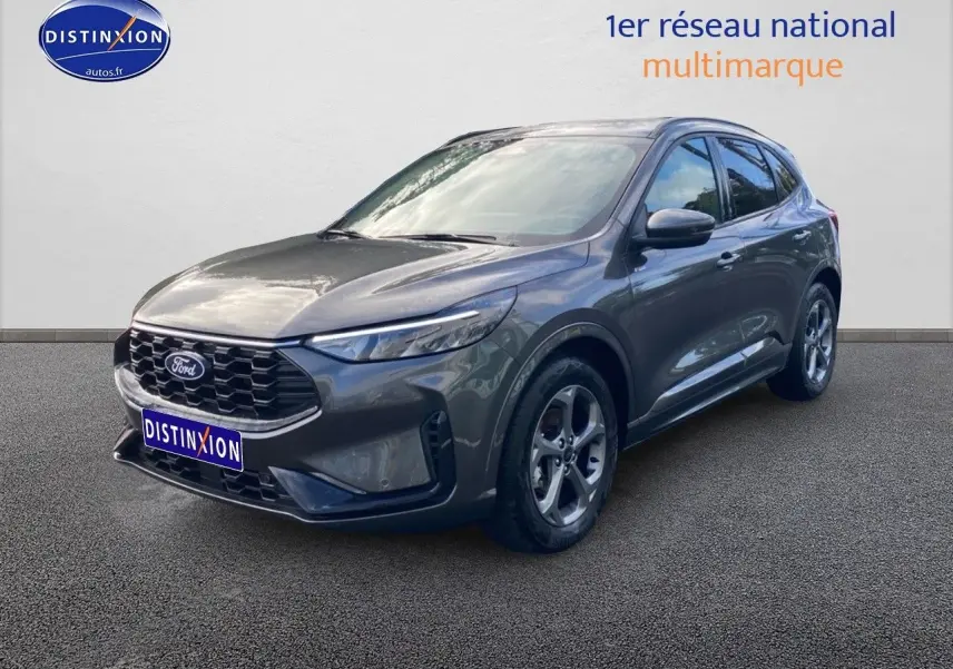 Ford Kuga 2025 gris métallisé vu en 3/4 avant droit avec calandre noire et jantes alu distinctives.
