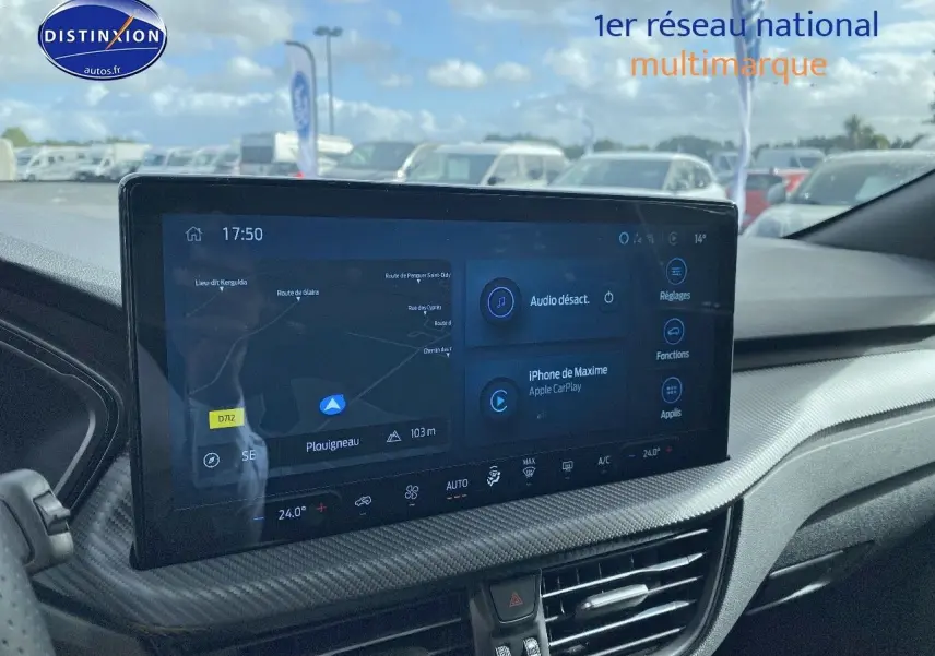 Vue intérieure du tableau de bord du Ford Kuga 2025, écran tactile multifonction avec navigation active, ambiance moderne et finition carbone.