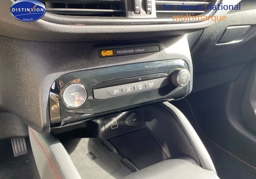 Détail de la console centrale noire du Ford Kuga 2025 avec bouton start/stop et commandes multimédia.