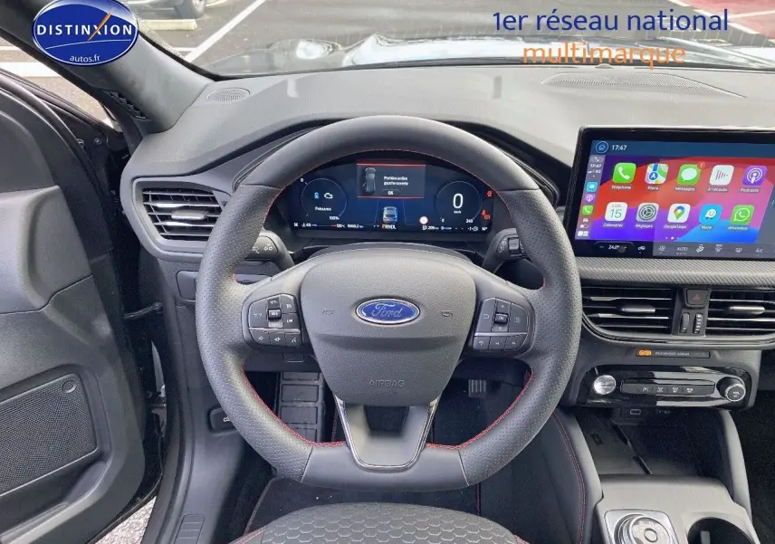 Vue intérieure centrée sur le volant du Ford Kuga 2025 avec tableau de bord numérique et écran tactile couleur.