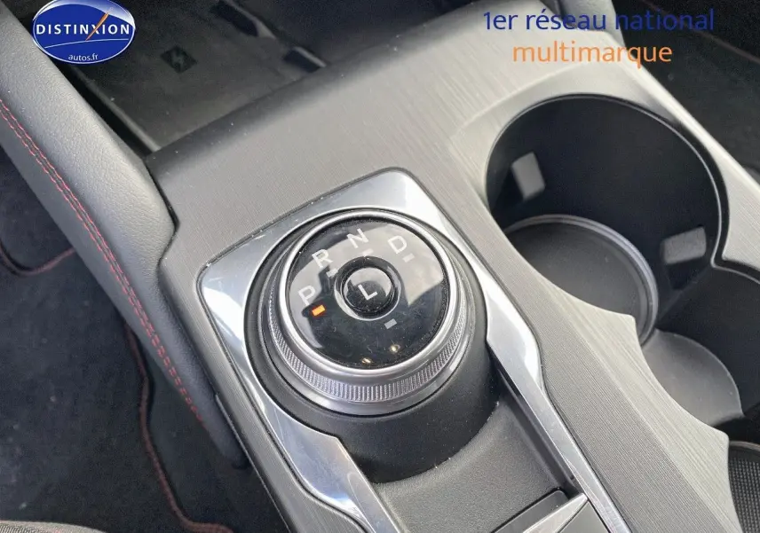 Vue rapprochée de la molette de sélection de la boîte automatique dans l’habitacle du Ford Kuga 2025.