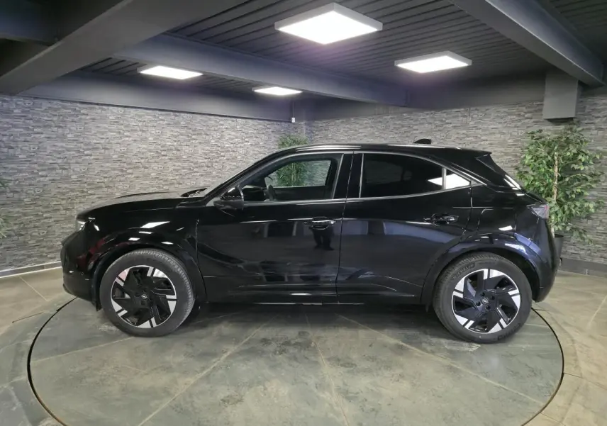 Opel Mokka-e noir vue de profil côté gauche, avec jantes alliage 18'' diamantées et vitres surteintées.