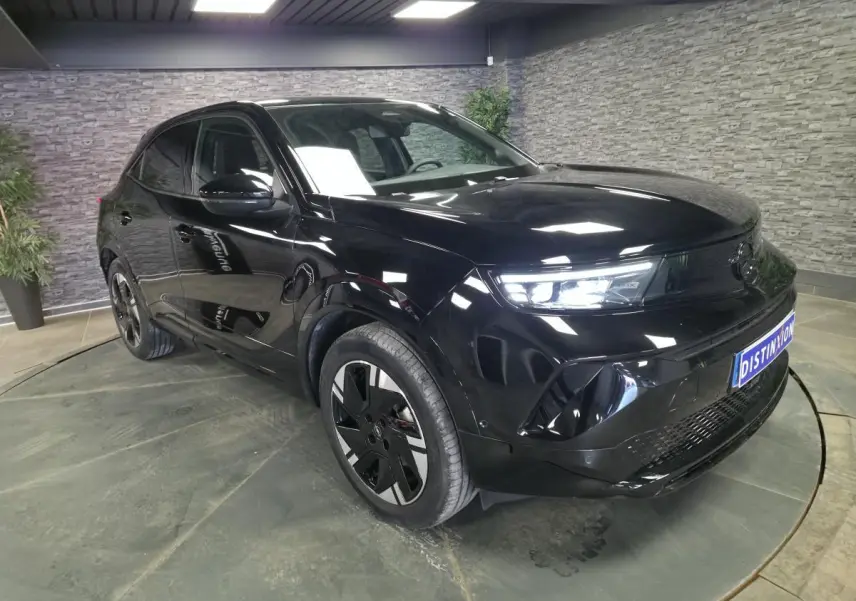 Opel Mokka-e noir en 3/4 avant droit, avec phares Matrix LED et jantes alliage 18 pouces diamantées.