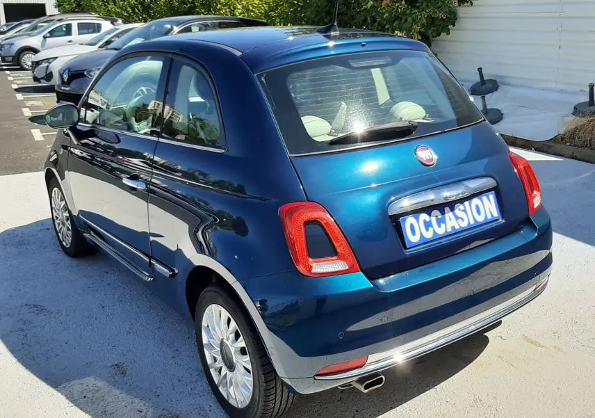 Fiat 500 bleu vue 3/4 arrière droit, avec feux arrière distinctifs et plaque "OCCASION" visible.