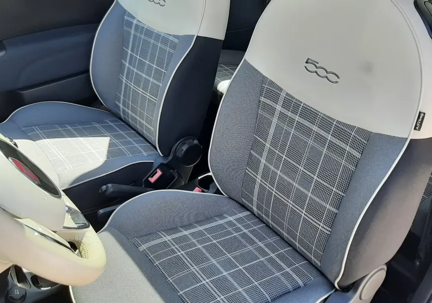 Vue intérieure rapprochée des sièges avant gris à motif écossais avec logo 500 sur appuie-tête, FIAT 500 bleu 2018.