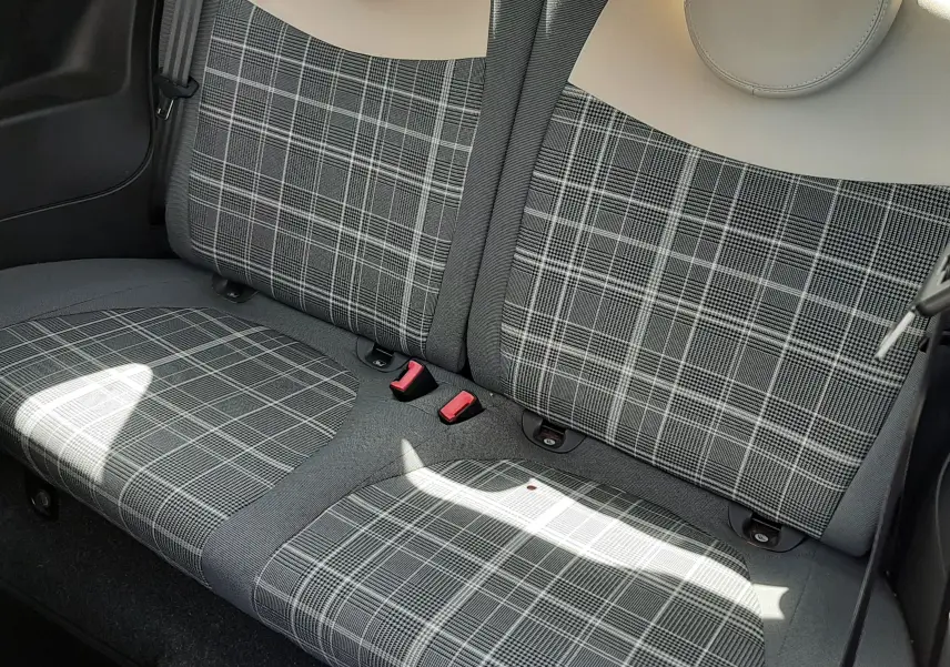 Vue rapprochée des sièges arrière gris à motif à carreaux d’une FIAT 500 Lounge 2018, intérieur beige et tissu mixte.