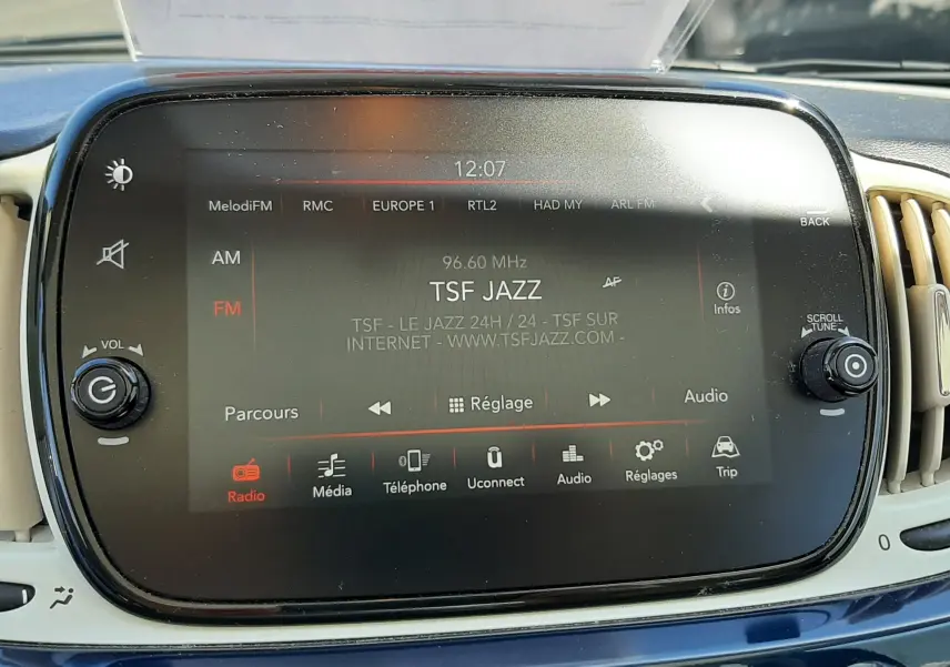 Gros plan sur l’écran multimédia et la console centrale bleu d’une Fiat 500 1.2 8V 69 Lounge de 2018.