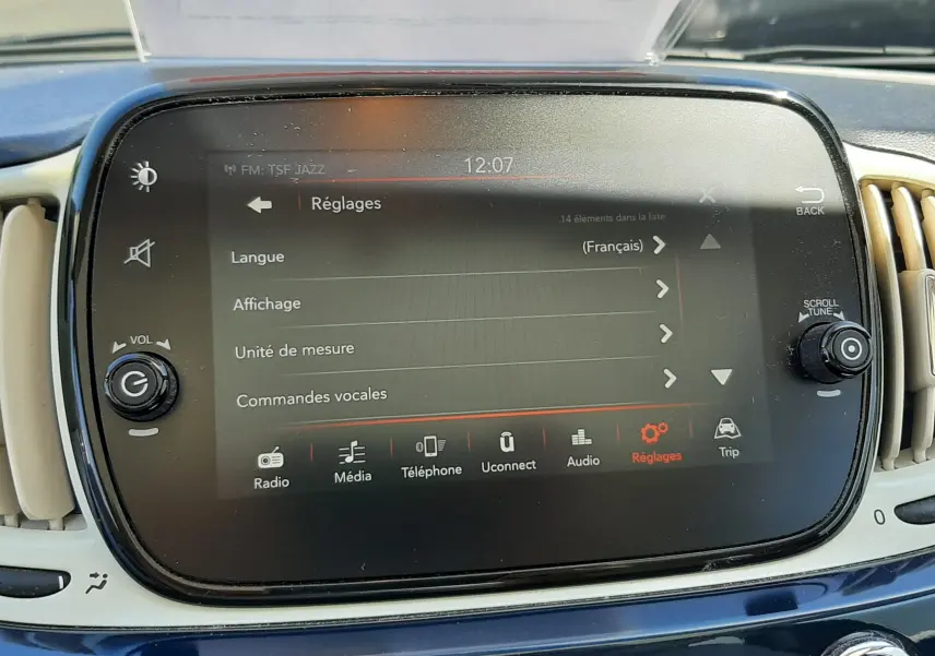 Vue rapprochée de l’écran tactile central et tableau de bord bleu de la Fiat 500 1.2 8V 69 Lounge 2018.