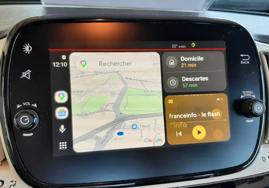 Écran tactile central de la Fiat 500 bleu 2018 affichant navigation GPS et interface multimédia, vue de face intérieure.