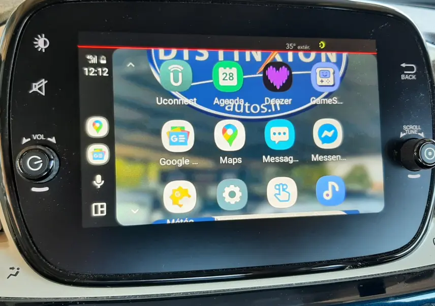 Écran tactile central de la FIAT 500 Lounge bleu 2018 affichant des applications connectées, vue intérieure rapprochée.