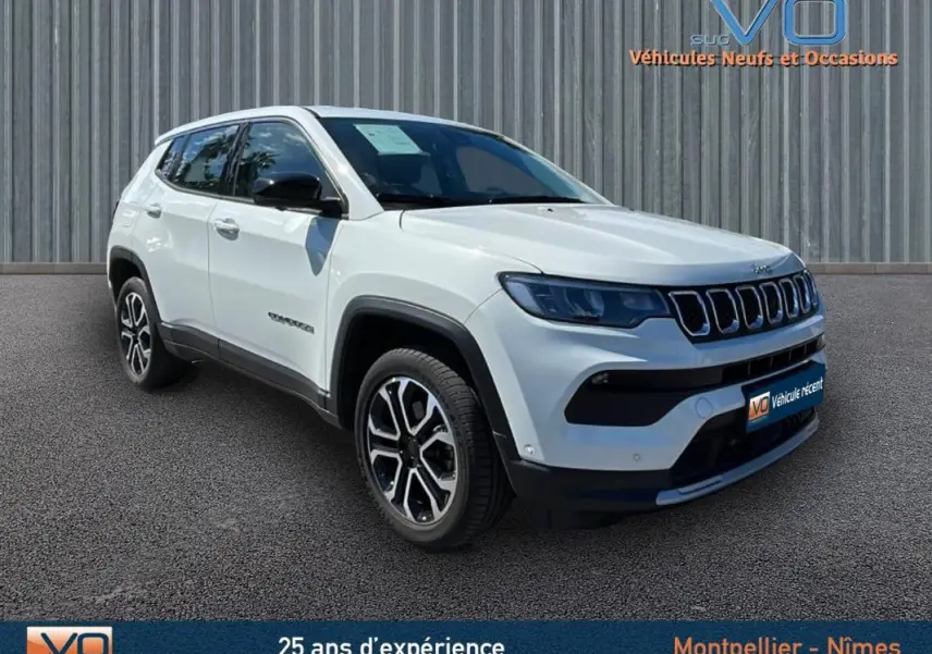 Jeep Compass blanc en 3/4 avant droit, avec jantes alliage 18 pouces et détails noirs contrastants.