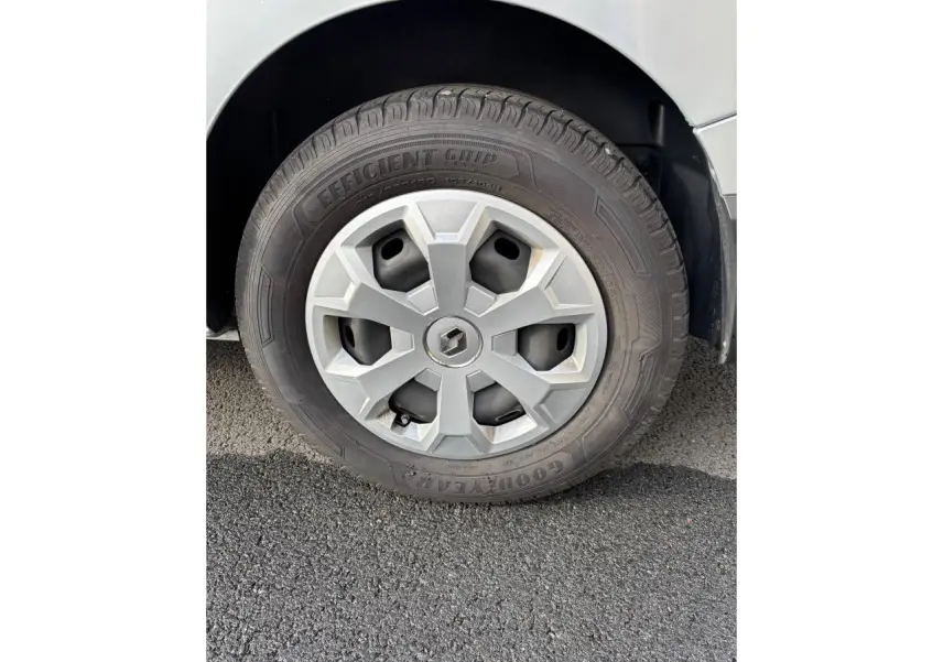 Gros plan sur la roue avant droite gris clair du Renault Trafic Fourgon avec jante Goodyear et logo Renault au centre.