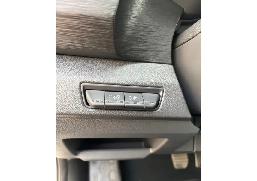 Détail des commandes d’éclairage sur le tableau de bord côté gauche du Renault Trafic Fourgon gris clair 2022.