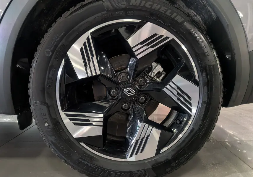 Gros plan sur la jante noire et argentée du Renault SYMBIOZ 2025, soulignant le logo central distinctif.