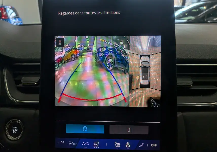 Écran central du Renault Symbioz 2025 montrant la caméra de recul et la vue 360° dans un intérieur sombre.