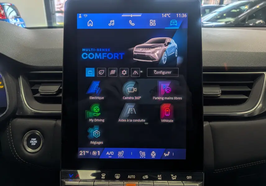 Écran tactile central du tableau de bord montrant le mode Confort et l’interface du Renault Symbioz gris Cassiopé 2025.