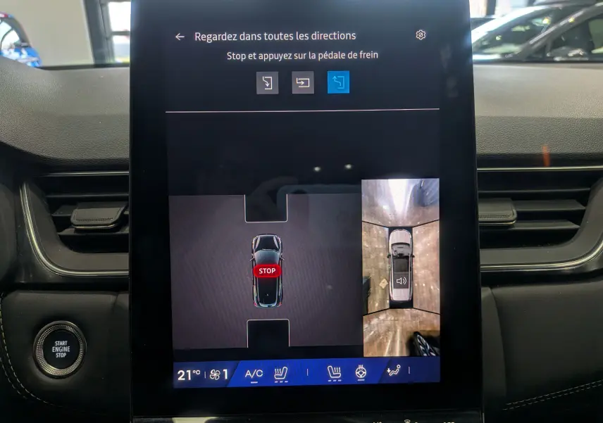Écran central tactile du Renault Symbioz 2025 affichant la caméra 360° et les consignes de freinage, intérieur noir.