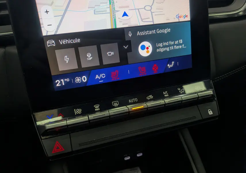 Gros plan sur l’écran tactile et la console centrale du Renault Symbioz gris, affichant la navigation et les commandes de climatisation.