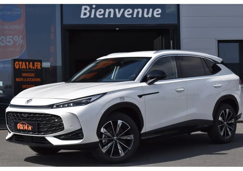 MG Motor EHS blanc métallisé en 3/4 avant droit, avec jantes alliage noires et toit panoramique noir.