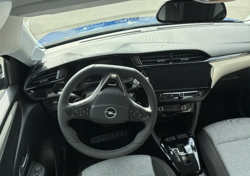 Vue intérieure de l’Opel Corsa 2025, tableau de bord et volant noir avec écran tactile central éteint.