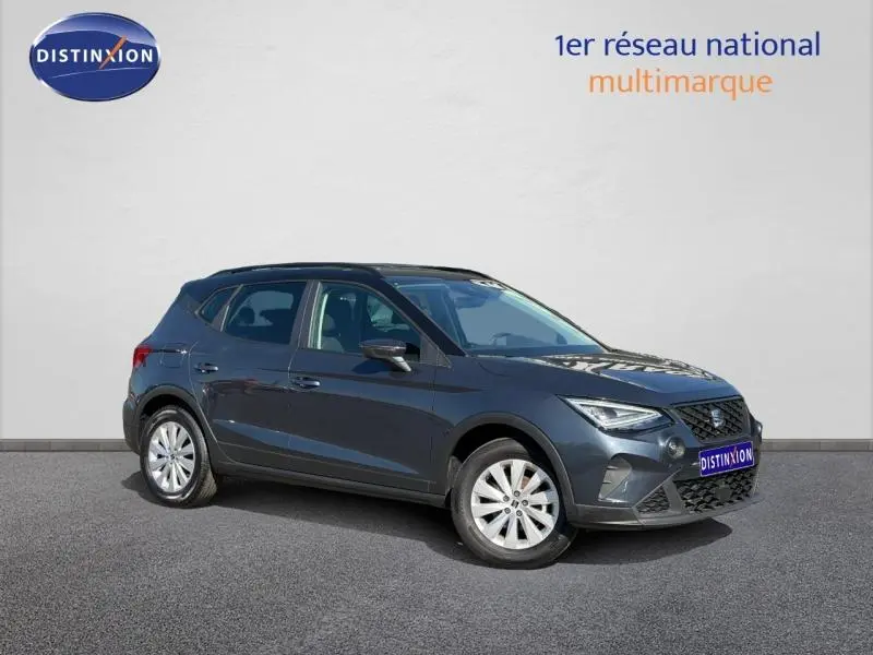 SEAT Arona 2025 gris Magnétique Métal avec toit noir, vue 3/4 avant droit sur fond neutre.