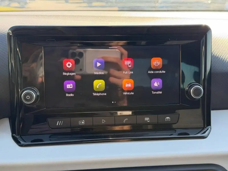 Écran tactile central du tableau de bord du SEAT Arona 2025, affichant les menus multimédia et aide à la conduite.