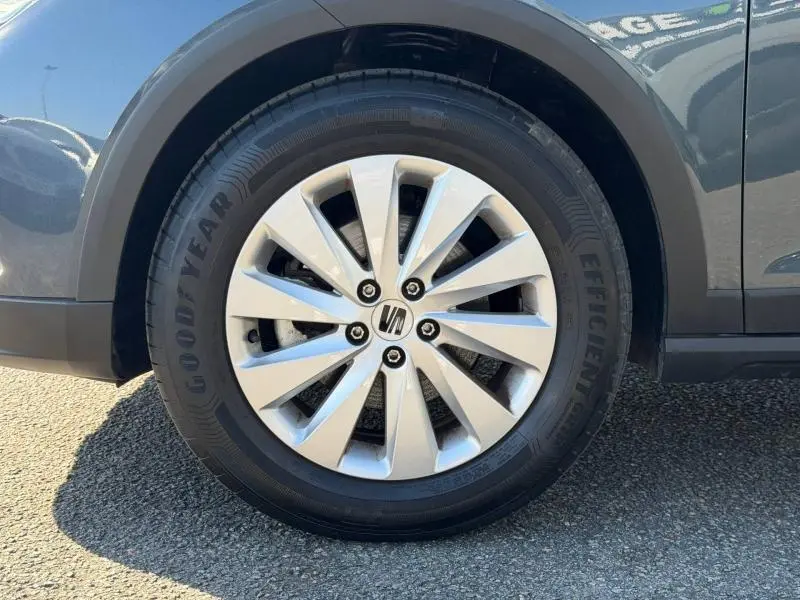 Gros plan sur la roue avant droite du SEAT Arona gris Magnétique Métal avec jante alu et pneu Goodyear.