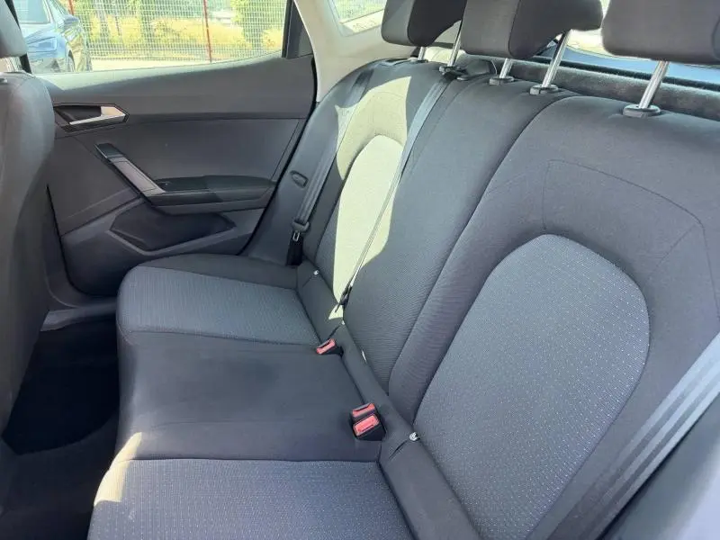 Vue intérieure côté droit des sièges arrière en tissu gris de la SEAT ARONA 2025, version Style Business.