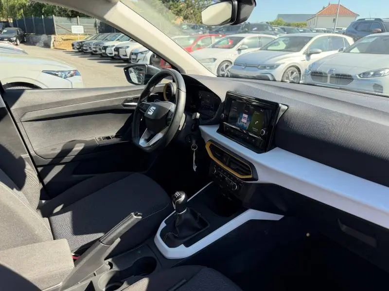 Intérieur SEAT Arona 2025 vu côté conducteur, volant cuir multifonction et tableau de bord avec écran tactile.