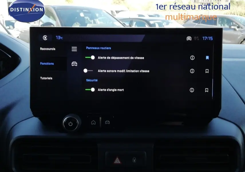 Vue intérieure centrée sur l'écran tactile du tableau de bord du Peugeot Partner blanc Kaolin, affichant les alertes de sécurité.