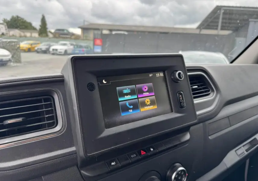 Tablette tactile centrale du tableau de bord du Renault Master Grand Confort 2022, vue intérieure côté passager.