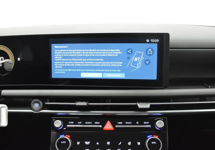 Vue intérieure du tableau de bord du Hyundai Tucson 2025 avec écran tactile 12,3 pouces et commandes climatisation.