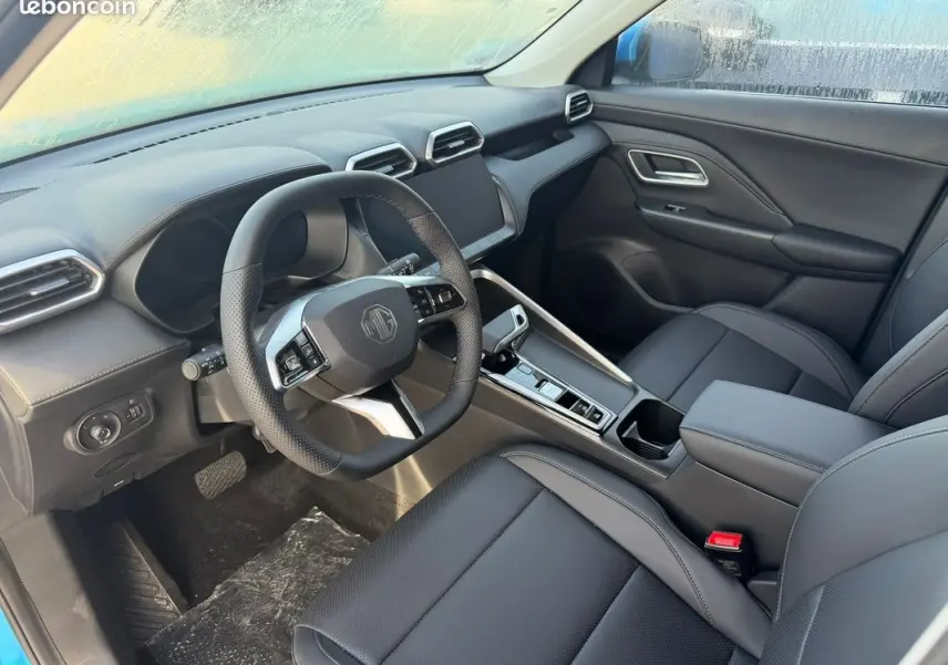Intérieur du MG Motor ZS 1.5 hybrid 197 luxury, vue côté conducteur, sièges et tableau de bord noirs.