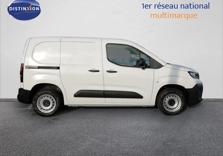 Vue de profil côté droit d'un Peugeot Partner blanc Kaolin, utilitaire compact avec protections noires sur les portières.