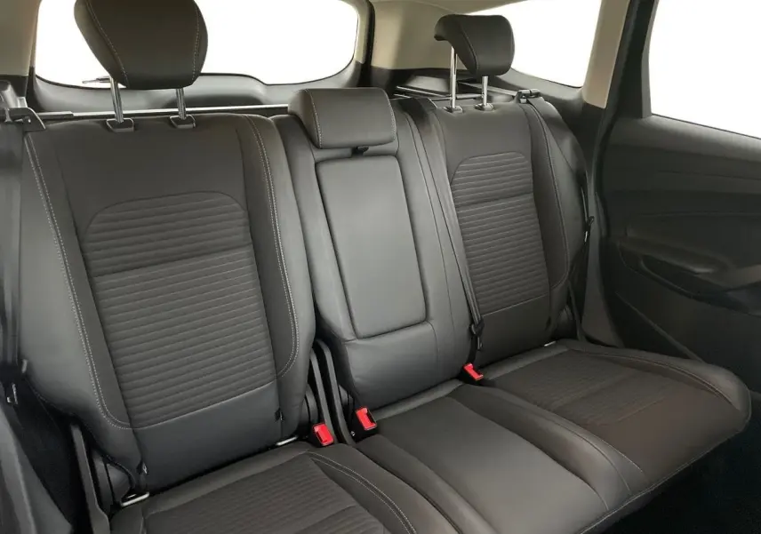 Vue intérieure arrière des sièges en cuir noir du Ford Kuga 2017, avec appuie-têtes et ceintures visibles.