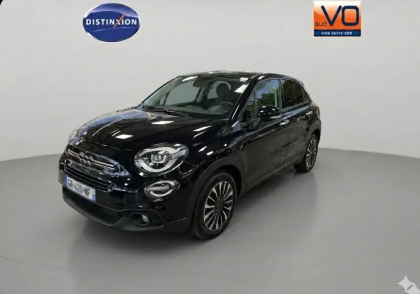 Fiat 500X noir vue 3/4 avant droit dans un studio, avec jantes classiques et phares ronds distinctifs.