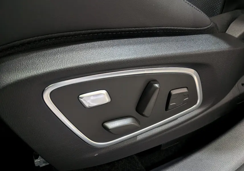 Gros plan sur les commandes électriques de réglage du siège en cuir noir du Renault Rafale E-TECH 2025.